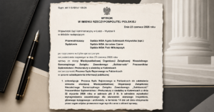Parchmentowy dokument sądowy z nagłówkiem WYROK W IMIENIU RZECZYPOSPOLITEJ POLSKIEJ leżący na biurku obok pióra (opisuje treść wyroku)