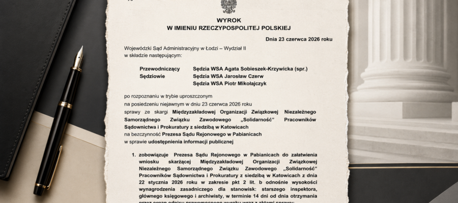 Parchmentowy dokument sądowy z nagł&oacute;wkiem WYROK W IMIENIU RZECZYPOSPOLITEJ POLSKIEJ leżący na biurku obok pi&oacute;ra (opisuje treść wyroku)