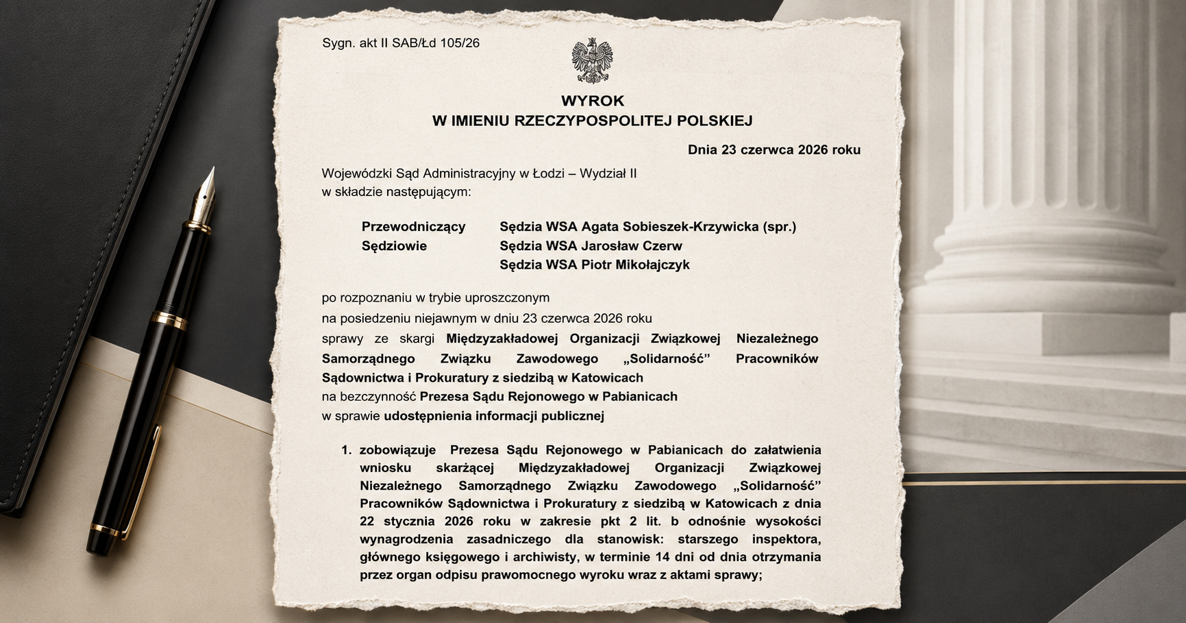 IP-WSA - "Solidarność" Pracowników Sądownictwa i Prokuratury Parchmentowy dokument sądowy z nagłówkiem WYROK W IMIENIU RZECZYPOSPOLITEJ POLSKIEJ leżący na biurku obok pióra (opisuje treść wyroku)